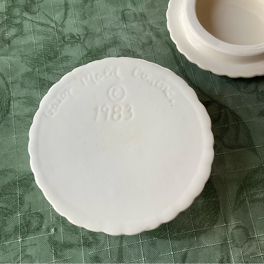 VINTAGE Rabbit Trinket Box Ceramic Round Lidded Galor Mold 1983 Cream + - Picture 6 of 6